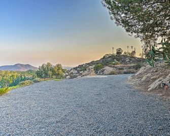 Hot Tub and Balcony Rainbow Retreat Near Wineries! - Fallbrook - Outdoor view