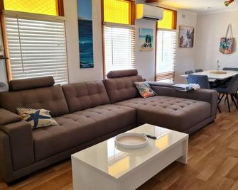 Lil Blue Beach House - Port Hughes - Living room