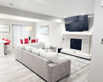Walden Mount Luxury Villa - Entire 3-Bedroom Home - Calgary - Living room