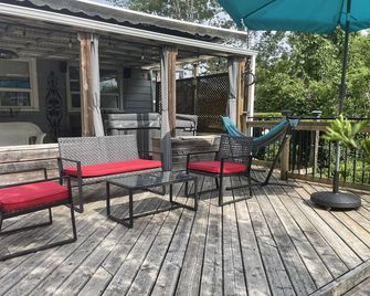 Lake view cottage with indoor / outdoor fireplace, hot tub and sauna - Georgina - Patio