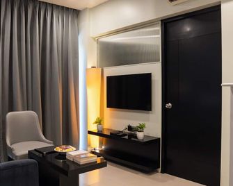AR Suites Fontana Bay - פון