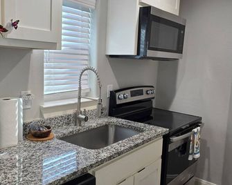 Bluebonnet Cottage Duplex in Downtown Denison--Perfect Blend of Charm & Comfort - Denison - Kuchyň