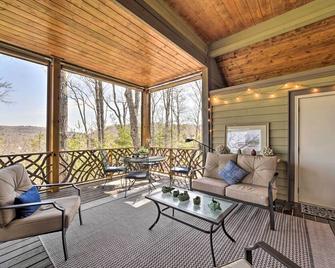 Beautiful Lake Glenville Townhome with Mountain View - Cashiers - Living room