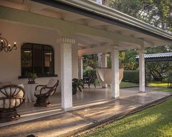 Amazing getaway in the city, 15 min to the airport, Natural Getaway! - San Antonio - Patio