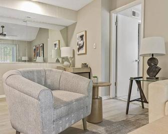 Landing at The Hub at 934 - 1 Bedroom in Riverdale - Forest Park - Living room