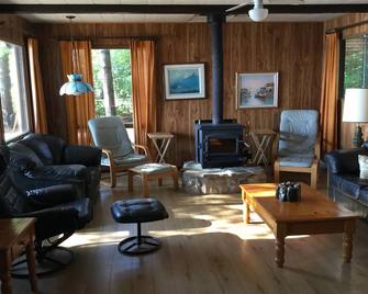 Round Lake Family Cottage, near Bonnechere, Foy and Algonquin Provincial Parks - Killaloe - Sala de estar