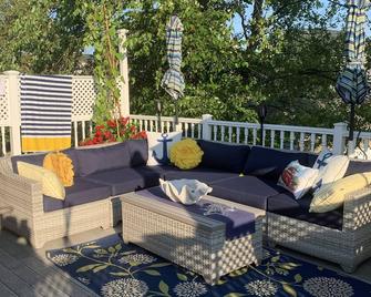 Secluded Beach Town Along the Jersey Shore. Close to Everything. - Monmouth Beach - Patio