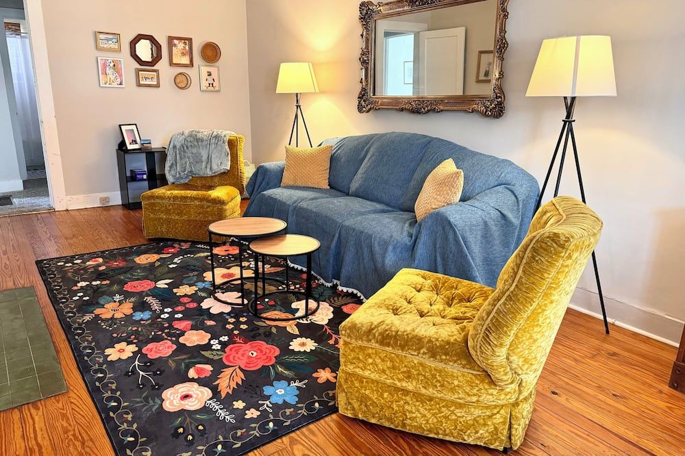 The Yellow Bungalow. Located in Selma's charming historic district! - Selma - Salon