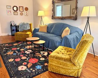 The Yellow Bungalow. Located in Selma's charming historic district! - Selma - Salon