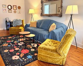 The Yellow Bungalow. Located in Selma's charming historic district! - Selma - Salon