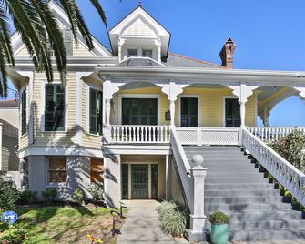 New Renovation Gated Uptown 3BR/4 Full Private Baths 1 block to Magazine St - Nueva Orleans - Edificio