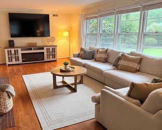Kenwood Retreat, Spacious Home Near Downtown - Hartsville - Sala de estar