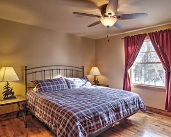 Gray Goose Lodge - Private back deck, hot tub and Wifi! - Sturgis - Bedroom