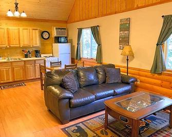 Summit Mountain Lodge and Steakhouse - East Glacier Park - Soggiorno