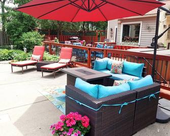 Private Guesthouse with Garage, Pool, Deck and Hot Tub in Fayetteville/Syracuse - Fayetteville - Patio