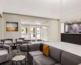 La Quinta Inn & Suites by Wyndham Mt. Laurel - Philadelphia - Mount Laurel - Lobby