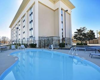 Minutes to Athens-Ben Epps Airport! Free Parking, Pets Allowed, Pool Onsite! - Athens - Pool