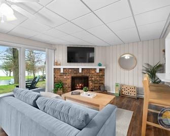 New Lake View Retreat Pool 4min to Beach - Lake Geneva - Living room