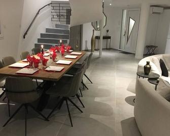 Superb New Villa With Heated Pool Near Fréjus St Raphael - Bagnols-en-Forêt - Dining room