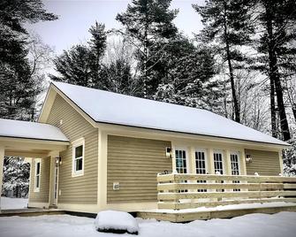 ✪New✪A modern farmhouse cottage near Stowe, VT! - Morrisville - Building