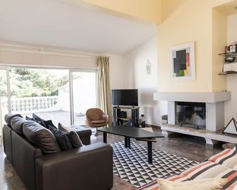 Great view to sea, villa with pool - Salema - Living room