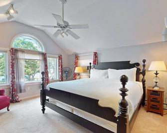 Lakefront home with large deck, dock, kayak, & gorgeous views - Hector - Habitación