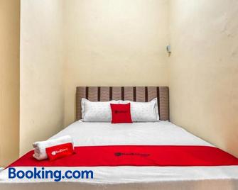 RedDoorz Syariah near Kebon Rojo Park Blitar - Blitar - Bedroom