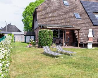 Family-friendly semi-detached house by the lake, only 200m to the beach - Dersau - Патіо