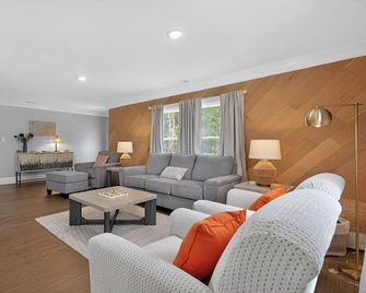 3br - 2 King Beds, Game Room, Firepit, Ev Charger - Kings Mountain - Living room