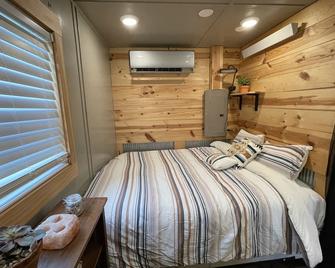 Dreamlabs studio snuggled by Dickinson State University - Dickinson - Bedroom