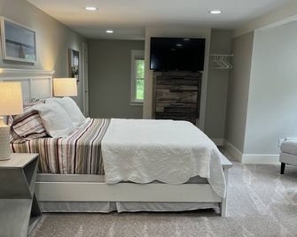 Charming Cape Cod House Minutes From Paw Paw Lake, Wineries, and Wedding Venues - Coloma - Bedroom