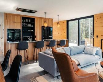 Bright chalet with hot tub and indoor sauna - Lac-Supérieur - Вітальня