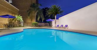 北蒙特雷希爾頓恒庭酒店 - 聖尼古拉斯德洛斯加爾薩 - Monterey/蒙特里杰克 - 游泳池