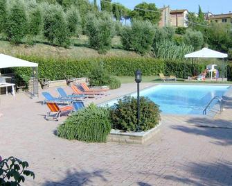 Sunlit home with pool - Fucecchio - Piscina