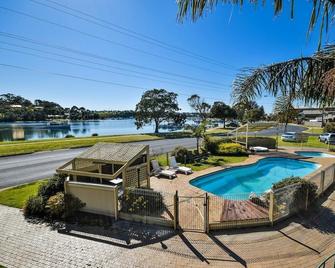 Emmanuel Holiday Apartment - Lakes Entrance - Pool