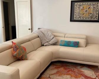 Spectacular 3-Bedroom House in Land Park - Sacramento - Sala de estar