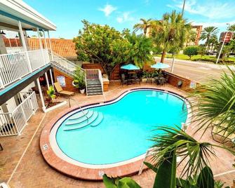 BBR #7, Steps to the Beach, Heated Pool w/Full Kitchen & 3 Beds! - Treasure Island - Zwembad