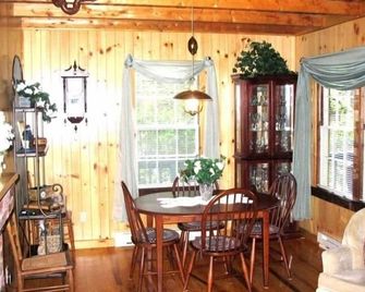 Cozy Boothbay Harbor Cottage - Boothbay Harbor - Dining room