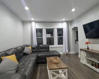 Elegant Property Near Midway 3bdr 1 Bath - Cicero - Living room