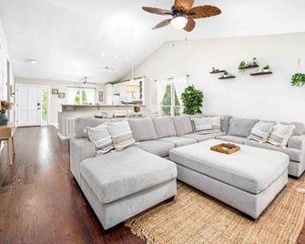 Cozy Boho Kildaire Farms Home- near Downtown - Cary - Living room