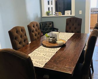 Lovely 3 bedroom apartment just 5 minutes to Fort Drum! - Evans Mills - Dining room