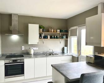Donegal Beach Cottage with Sea Views, sleeps six - Lettermacaward - Cocina