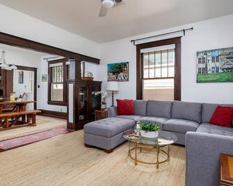 Walk to 6th, Free Parking | The Porch by Portoro - Austin - Living room