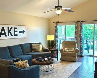 House# 50 Home Away Home (No pets) - Centre - Sala de estar