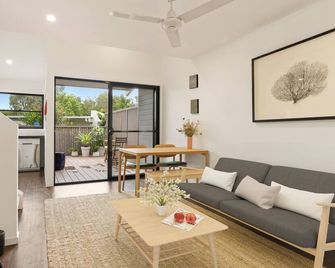 RAJAH 1 - Lovely Townhouse close to beach & shops - Ocean Shores - Sala de estar