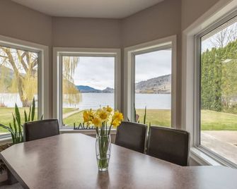 Beautiful Lakefront Property! 8 Bedrooms And Breath Taking View! - Okanagan Falls - Dining room