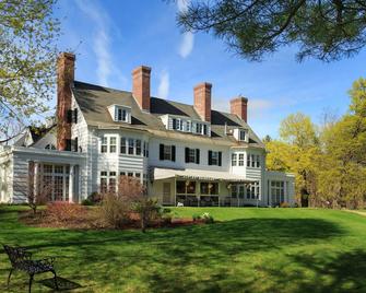 Four Chimneys Inn - Bennington - Building