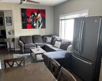 2BR with a king size bed and TV and free parkingall the amenities you need - Chelsea - Living room