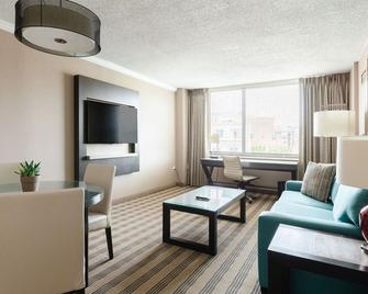2500 Penn, a Placemakr Experience - Washington, D.C. - Living room
