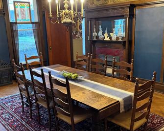 Historic, spacious 2-bedroom apartment in charming Oil City - Oil City - Dining room